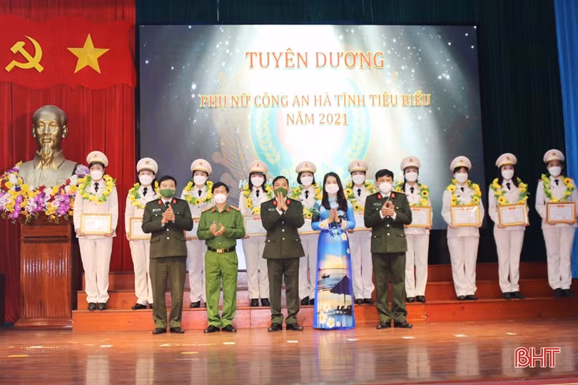 Tuyên dương 20 thanh niên, phụ nữ Công an Hà Tĩnh tiêu biểu