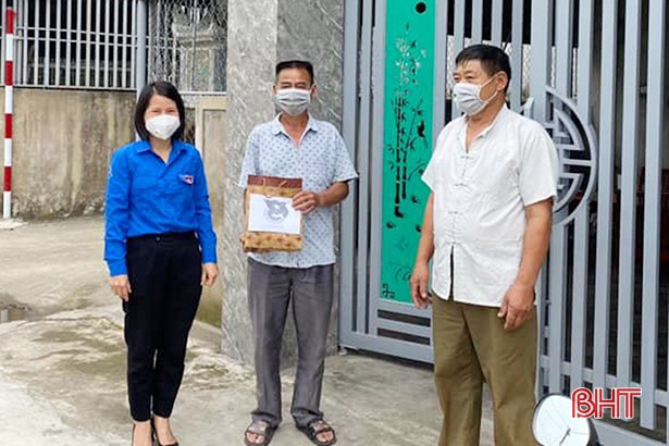 Trao tặng 320 suất quà cho gia đình khó khăn ở Nghi Xuân