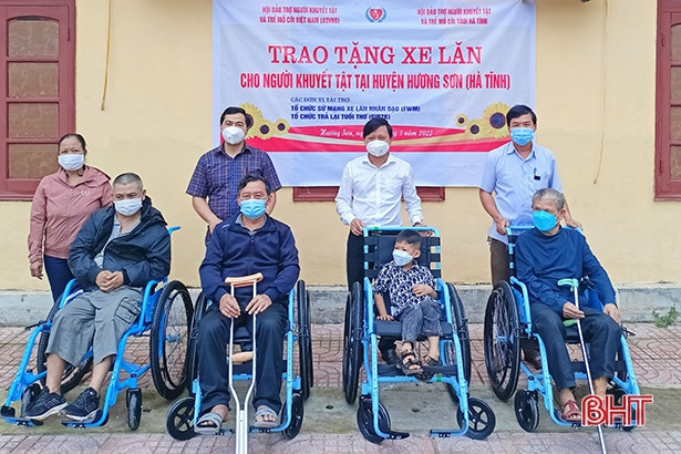 Trao 30 xe lăn cho người khuyết tật ở Hương Sơn