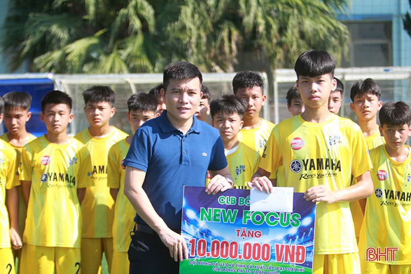 Tặng quà cho đội U13 Hà Tĩnh trước thềm Giải Bóng đá U15 toàn quốc