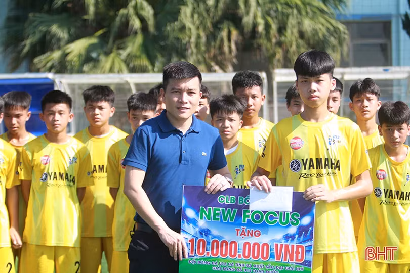 Tặng quà cho đội U13 Hà Tĩnh trước thềm Giải Bóng đá U15 toàn quốc