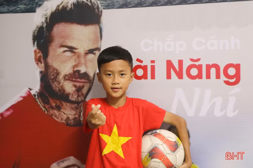 Cậu bé Hà Tĩnh tâng bóng hơn 2.800 lần khiến David Beckham kinh ngạc