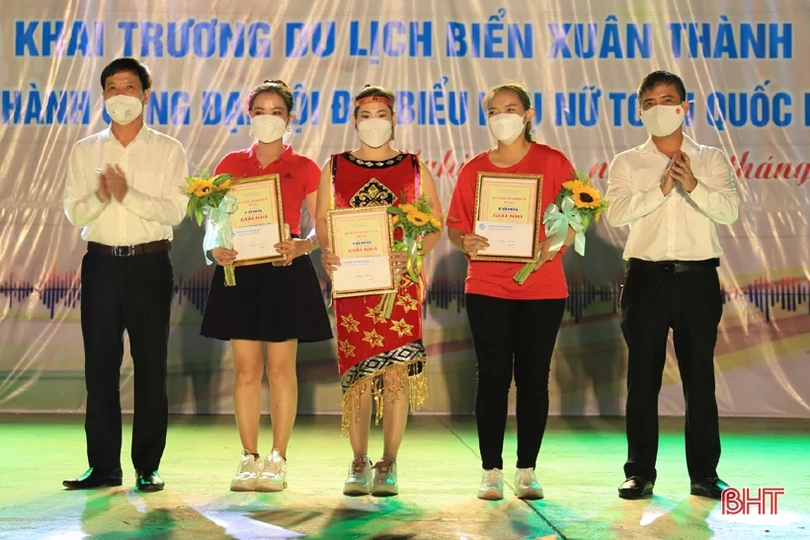 Hấp dẫn liên hoan dân vũ mừng khai trương du lịch biển Xuân Thành