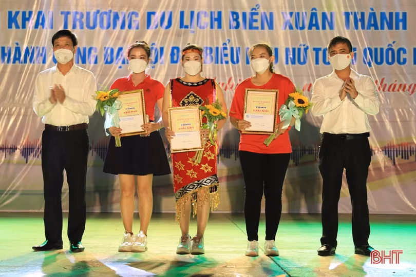 Hấp dẫn liên hoan dân vũ mừng khai trương du lịch biển Xuân Thành