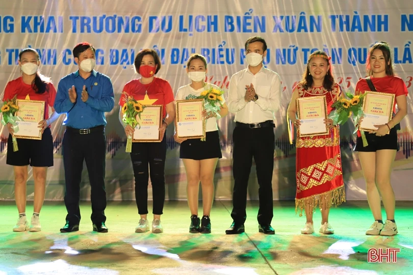 Hấp dẫn liên hoan dân vũ mừng khai trương du lịch biển Xuân Thành