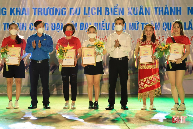 Hấp dẫn liên hoan dân vũ mừng khai trương du lịch biển Xuân Thành