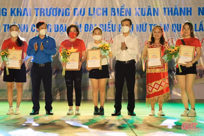 Hấp dẫn liên hoan dân vũ mừng khai trương du lịch biển Xuân Thành