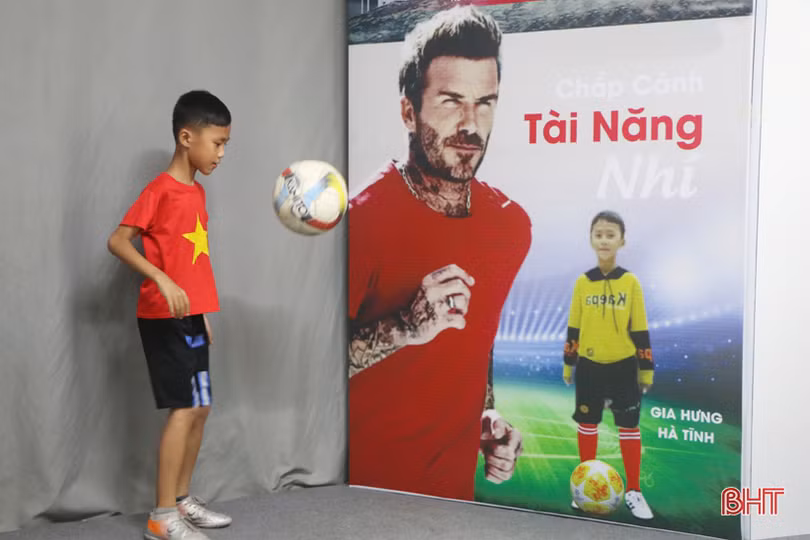 Cậu bé Hà Tĩnh tâng bóng hơn 2.800 lần khiến David Beckham kinh ngạc