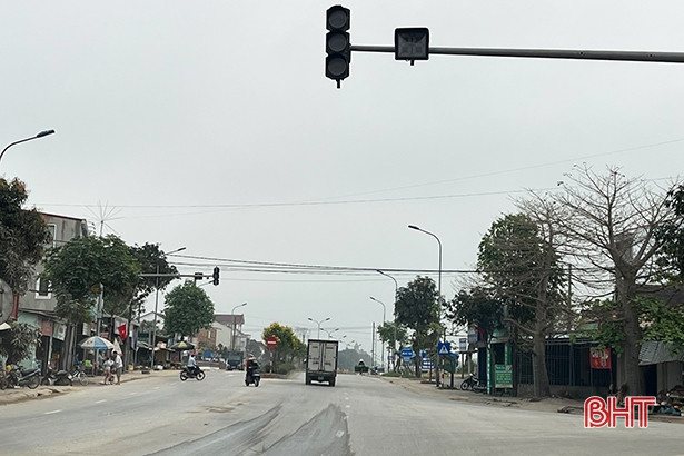 Đèn đỏ “ngủ quên” hơn 1 năm nơi ngã ba trên QL 8 ở Đức Thọ