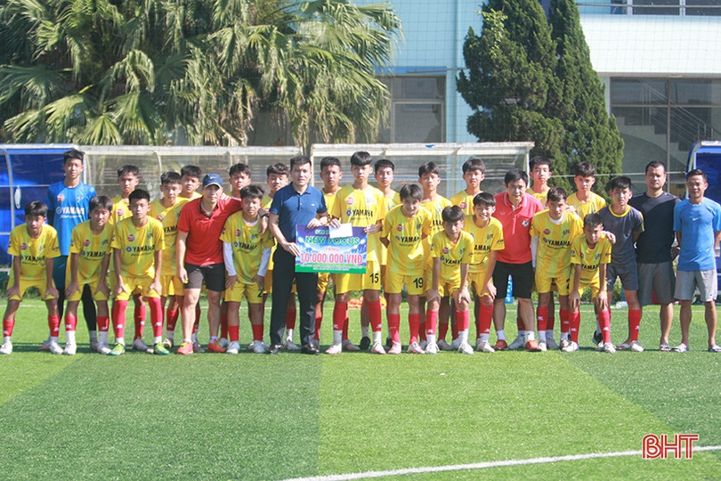 Tặng quà cho đội U13 Hà Tĩnh trước thềm Giải Bóng đá U15 toàn quốc