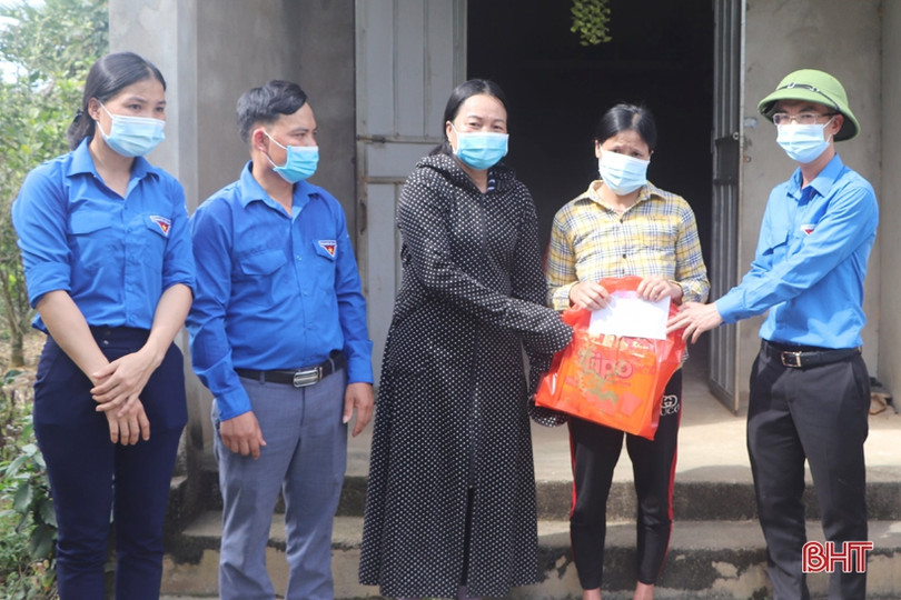 Lắp đặt công trình “Đường điện thanh niên” gần 30 triệu đồng tại Vũ Quang