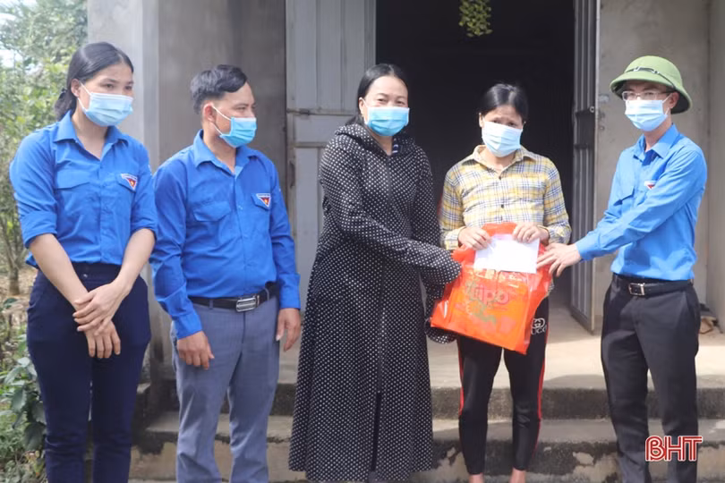 Lắp đặt công trình “Đường điện thanh niên” gần 30 triệu đồng tại Vũ Quang