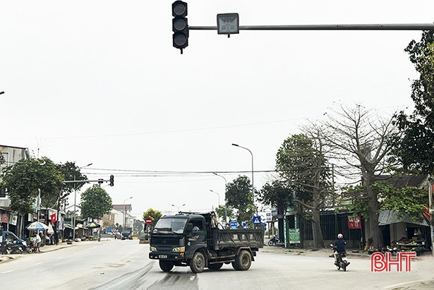 Đèn đỏ “ngủ quên” hơn 1 năm nơi ngã ba trên QL 8 ở Đức Thọ