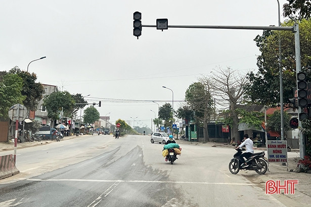 Đèn đỏ “ngủ quên” hơn 1 năm nơi ngã ba trên QL 8 ở Đức Thọ