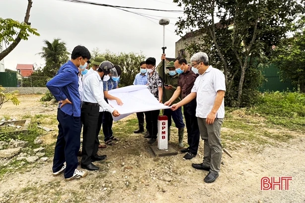 Bàn giao mốc lộ giới cao tốc đoạn Bãi Vọt - Hàm Nghi đi qua Đức Thọ