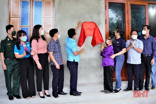 Bàn giao 10 nhà tình nghĩa cho người dân bị ảnh hưởng bởi thiên tai 