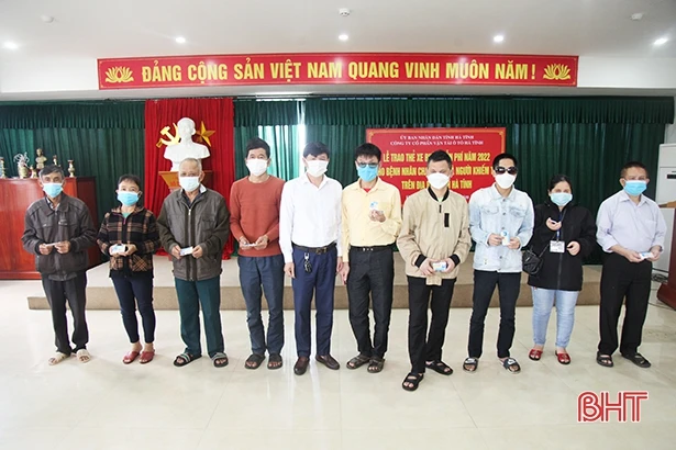 Tặng 500 thẻ đi xe buýt cho người khiếm thị và bệnh nhân chạy thận