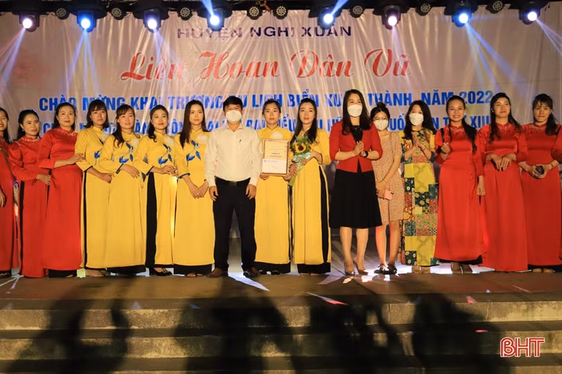 Hấp dẫn liên hoan dân vũ mừng khai trương du lịch biển Xuân Thành