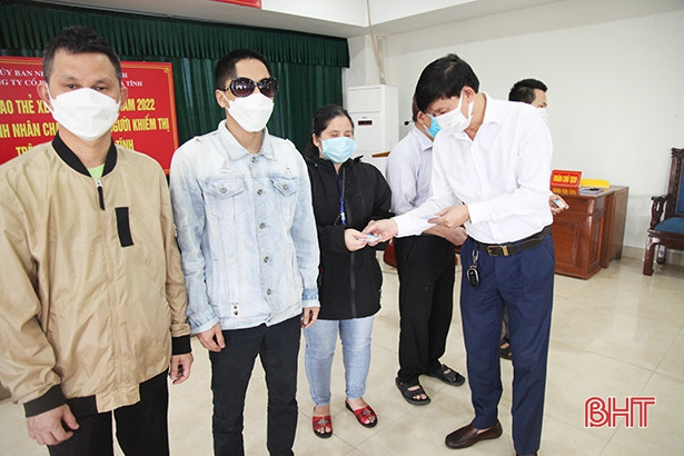 Tặng 500 thẻ đi xe buýt cho người khiếm thị và bệnh nhân chạy thận