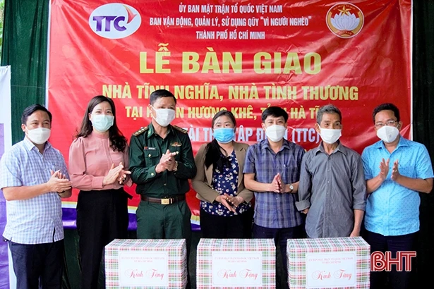 Bàn giao 10 nhà tình nghĩa cho người dân bị ảnh hưởng bởi thiên tai 