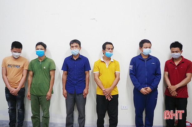 Bắt nhóm đối tượng đánh “liêng” ăn tiền trong trang trại bỏ hoang ở Cẩm Xuyên