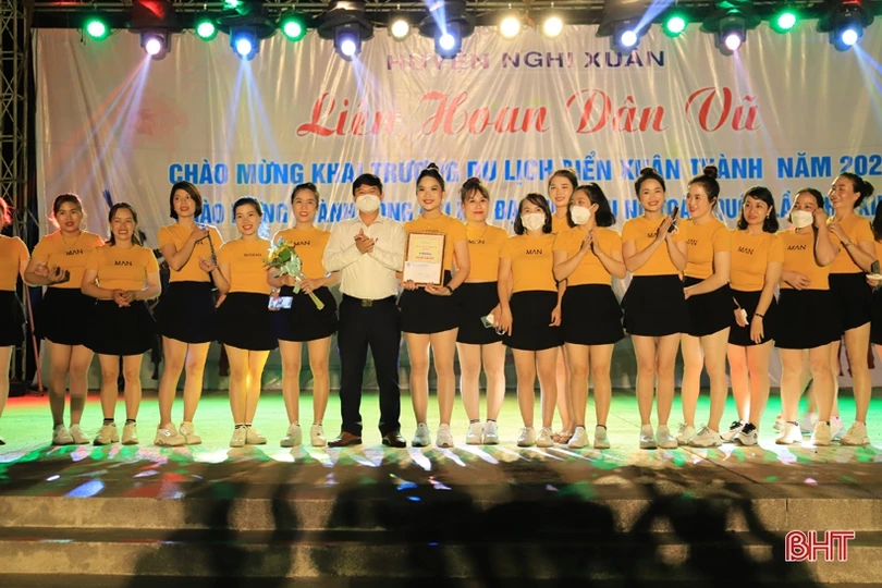 Hấp dẫn liên hoan dân vũ mừng khai trương du lịch biển Xuân Thành