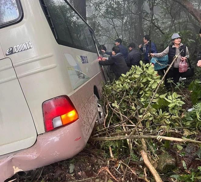 Xe chở cán bộ hưu trí mất lái, lao xuống vực ở Tam Đảo