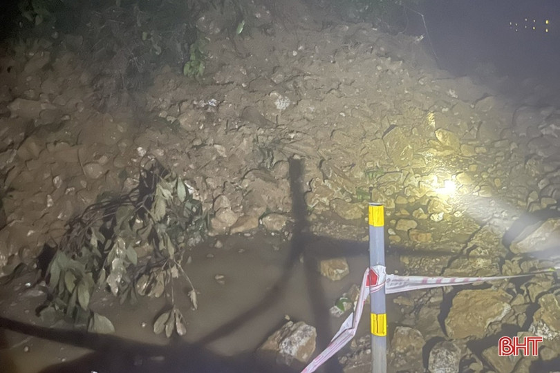 Đường lên Cửa khẩu quốc tế Cầu Treo lại bị tắc do sạt lở đất đá