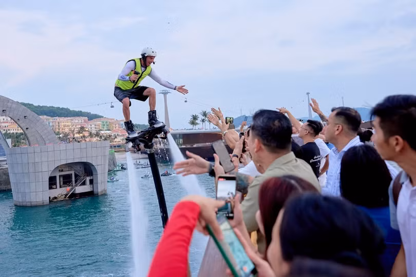 Hàng nghìn du khách xem trình diễn thể thao mạo hiểm tại Phú Quốc