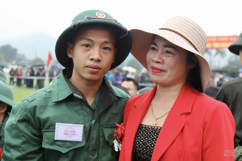 Sáng nay, 1.500 tân binh Hà Tĩnh lên đường tòng quân