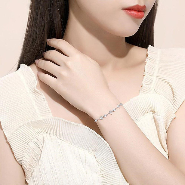 10 mẫu vòng tay sang trọng làm quà tặng ngày 8/3 bán tại Vua hàng hiệu ảnh 5 10 mẫu vòng tay sang trọng làm quà tặng ngày 8/3 bán tại Vua hàng hiệu