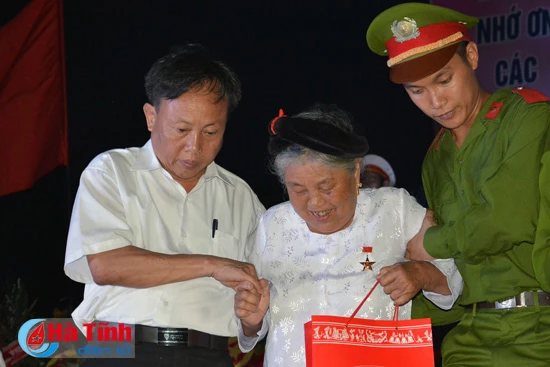 gan 8 000 dvtn ha tinh dong loat thap nen tri an cac anh hung liet sy