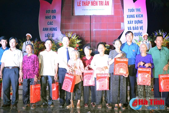 gan 8 000 dvtn ha tinh dong loat thap nen tri an cac anh hung liet sy