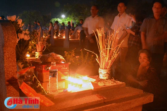 gan 8 000 dvtn ha tinh dong loat thap nen tri an cac anh hung liet sy