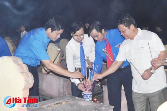 gan 8 000 dvtn ha tinh dong loat thap nen tri an cac anh hung liet sy