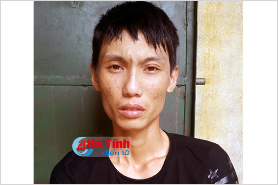 bat con nghien tang tru 7 goi heroin trong nha nghi