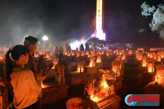 gan 8 000 dvtn ha tinh dong loat thap nen tri an cac anh hung liet sy