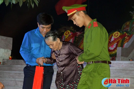 gan 8 000 dvtn ha tinh dong loat thap nen tri an cac anh hung liet sy