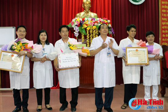 bo y te khen thuong 3 bac sy hien mau cuu song san phu nguy kich