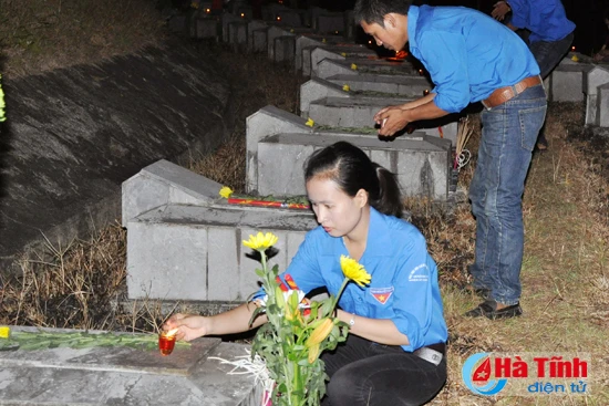 gan 8 000 dvtn ha tinh dong loat thap nen tri an cac anh hung liet sy