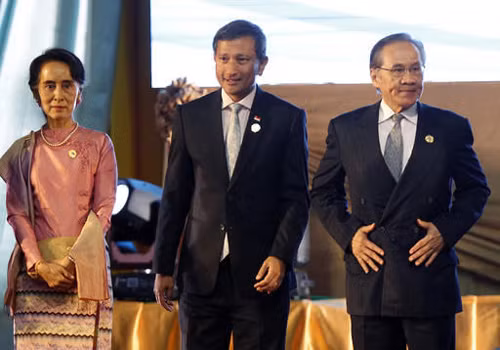 Từ trái qua phải: Ngoại trưởng Myanamar Aung San Suu Kyi, Ngoại trưởng Singapore Vivian Balakrishnan, Ngoại trưởng Thái Lan Don Pramudwinai. Ảnh: AP hanh trinh ra tuyen bo chung cua cac ngoai truong asean tai lao