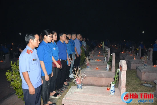 gan 8 000 dvtn ha tinh dong loat thap nen tri an cac anh hung liet sy