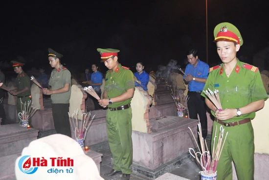 gan 8 000 dvtn ha tinh dong loat thap nen tri an cac anh hung liet sy