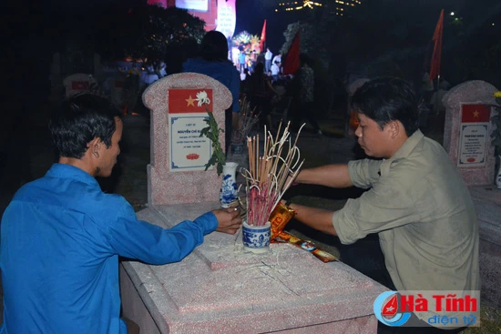 gan 8 000 dvtn ha tinh dong loat thap nen tri an cac anh hung liet sy