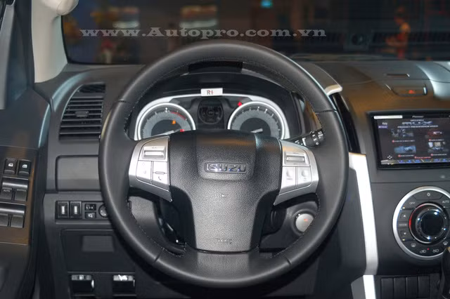 isuzu mu x co gi hot de canh tranh voi toyota fortuner