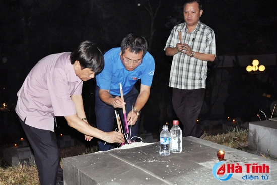 gan 8 000 dvtn ha tinh dong loat thap nen tri an cac anh hung liet sy