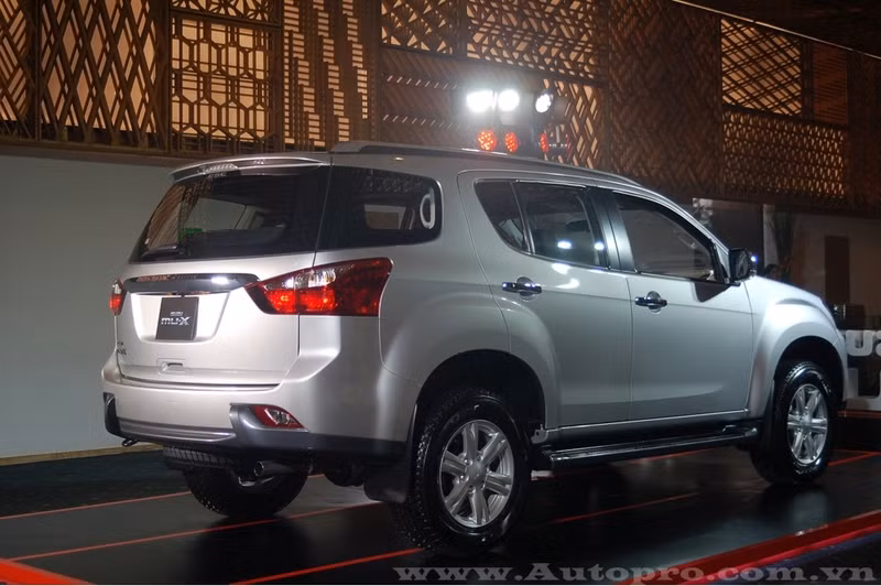 isuzu mu x co gi hot de canh tranh voi toyota fortuner