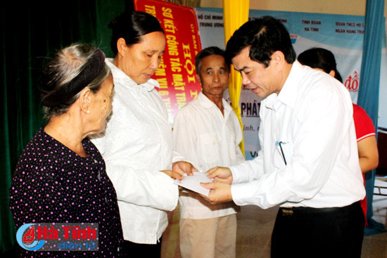 hoi chu thap do viet nam kham chua benh cho nguoi dan ky anh