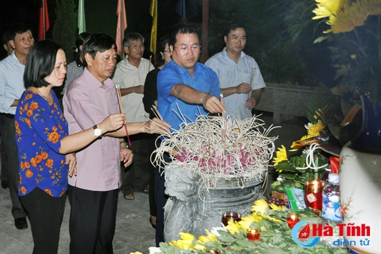 gan 8 000 dvtn ha tinh dong loat thap nen tri an cac anh hung liet sy