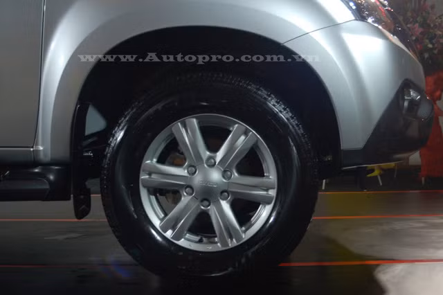 isuzu mu x co gi hot de canh tranh voi toyota fortuner